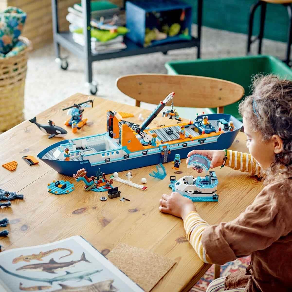 LEGO City Arktis-Forschungsschiff 60368, schwimmfähiges Boot mit Hubschrauber, Beiboot, U-Boot & Orca, Geschenk ab 7 Jahren