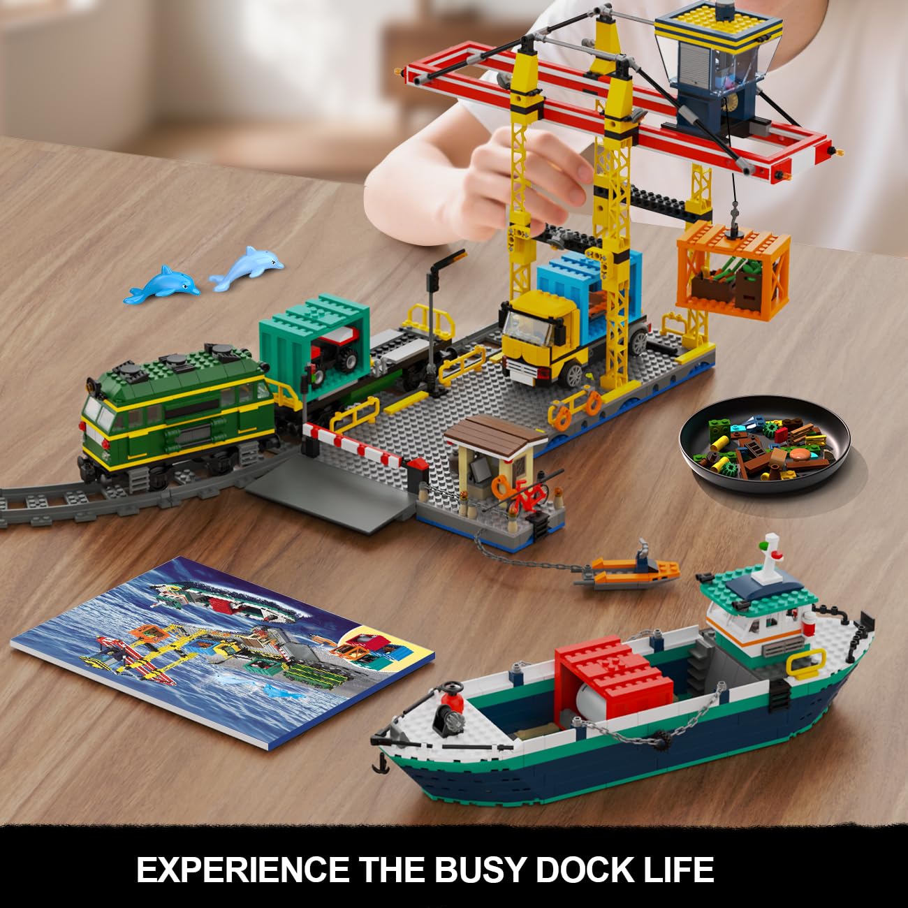 HOGOKIDS City Hafen mit Containerkran, Schiff, Zug, LKW & 4 Container, Technik Bauspielzeug für Kinder & Erwachsene ab 8 Jahren